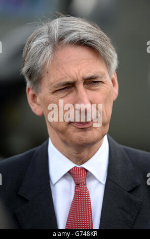 Verteidigungsminister Philip Hammond bei der Enthüllung des neuen Hubschraubers Chinook Mk6 bei RAF Odiham in Hampshire. Stockfoto