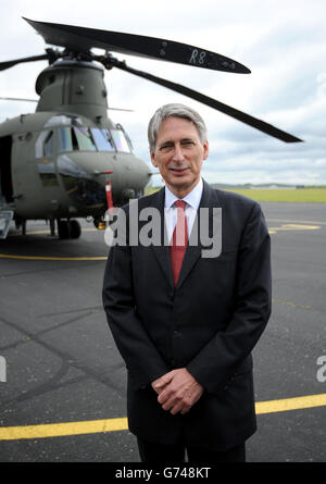 Verteidigungsminister Philip Hammond steht vor dem neuen Hubschrauber Chinook Mk6 während seiner Enthüllung bei RAF Odiham in Hampshire. Stockfoto