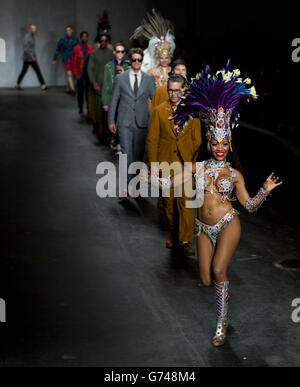 Models auf dem Laufsteg während der Oliver Spencer Show auf der London Collections: Men Fashion Show des British Fashion Council 2014 im Old Sorting Office im Zentrum von London. Stockfoto