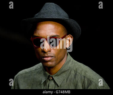 Ein Modell auf dem Laufsteg während der Oliver Spencer Show auf der London Collections: Men Fashion Show des British Fashion Council 2014 im Old Sorting Office im Zentrum von London. Stockfoto