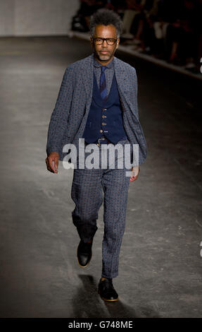 Ein Modell auf dem Laufsteg während der Oliver Spencer Show auf der London Collections: Men Fashion Show des British Fashion Council 2014 im Old Sorting Office im Zentrum von London. Stockfoto