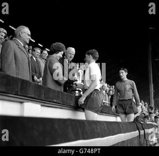 Ein Lächeln und ein Händedruck der Glückwünsche von der Königin für Danny Blanchflower rechts-halb und Kapitän von Tottenham Hotspur, als sie ihm den FA Cup in Wembley überreicht. Hinter der Tasse steht Sir Stanley Rous. Auf der rechten Seite ist Bill Brown der Torwart. Spurs behielt den Cup für ein zweites Jahr durch den Sieg gegen Burnley 3-1 im Cup-Finale. Stockfoto