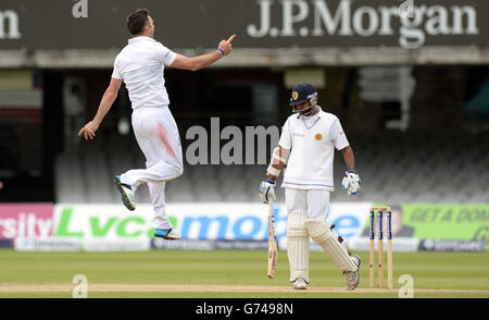 Englands James Anderson (links) feiert das Wicket von Sri Lankas Lahiru Thirimanne (rechts) am fünften Tag des Investec Test Matches im Lord's Cricket Ground, London. Stockfoto