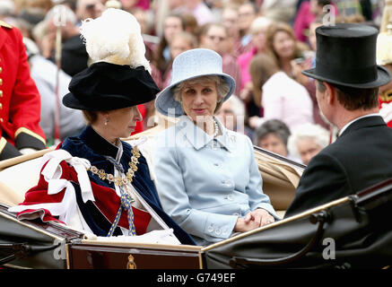 Die Königliche Prinzessin und die Herzogin von Gloucester fahren nach dem Gottesdienst des Garterordens in der St. George's Chapel, Windsor Castle, in der Kutsche. Stockfoto