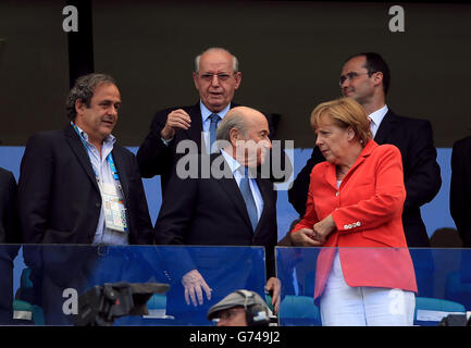 UEFA-Präsident Michel Platini (links), FIFA-Präsident Sepp Blatter (zweite links) und Bundeskanzlerin Angela Merkel (rechts) in den Tribünen Stockfoto