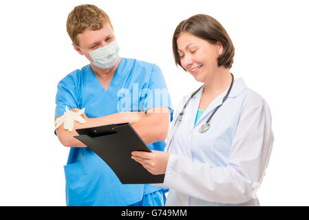 Arzt Chirurg zeigt etwas komisch in einem Ordner Stockfoto