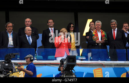 UEFA-Präsident Michel Platini (links), FIFA-Präsident Sepp Blatter (zweite links) und Bundeskanzlerin Angela Merkel (rechts) in den Tribünen Stockfoto