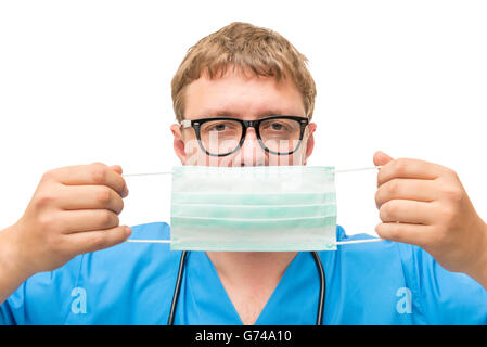 Arzt legt auf schützenden Gesichtsmaske auf weißem Hintergrund Stockfoto