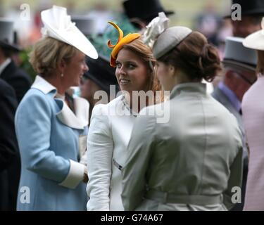 Prinzessin Beatrice (links) und Prinzessin Eugenie am dritten Tag des Royal Ascot Meeting 2014 auf der Ascot Racecourse, Berkshire. Stockfoto