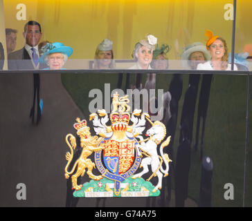 (Von links nach rechts) Königin Elizabeth II., Prinzessin Eugenie und Prinzessin Beatrice beobachten den Gold Cup aus der königlichen Box am dritten Tag des Royal Ascot Meeting 2014 auf der Ascot Racecourse, Berkshire. Stockfoto