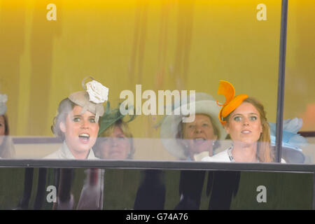 Prinzessin Eugenie (links) und Prinzessin Beatrice beobachten den Gold Cup von der königlichen Box während des dritten Tages des Royal Ascot Meeting 2014 auf der Ascot Racecourse, Berkshire. Stockfoto