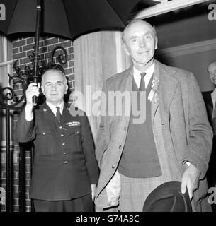 Sir Alec Douglas Home verließ Downing Street zum Flughafen London, wo er nach Prestwick flog. Douglas Home wurde bei der Wahl 1964 besiegt. Stockfoto