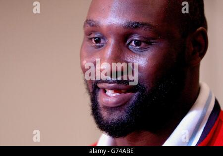 Boxer Danny Williams kommt aus New York am Londoner Flughafen Heathrow an, nachdem er Mike Tyson im schweren Kampf in Louisville, Kentucky, geschlagen hat. Stockfoto