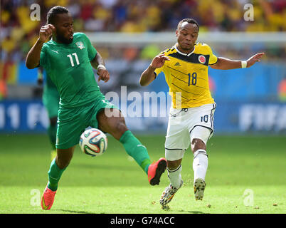 Didier Drogba von der Elfenbeinküste kämpft mit dem kolumbianischen Juan Camilo Zuniga um den Ball Stockfoto