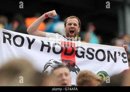 England-Fans zeigen ihre Unterstützung auf den Tribünen vor dem Spiel der Gruppe D im Estadio do Sao Paulo, Sao Paulo, Brasilien. Stockfoto