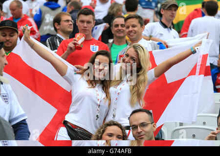 England-Fans zeigen ihre Unterstützung auf den Tribünen vor dem Spiel der Gruppe D im Estadio do Sao Paulo, Sao Paulo, Brasilien. Stockfoto