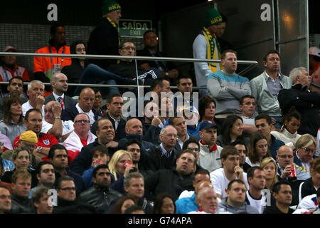 Coleen Rooney (Mitte) wacht von den Tribünen während der Gruppe D Spiel das Estadio do Sao Paulo, Sao Paulo, Brasilien. Stockfoto