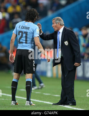 Uruguay-Manager Oscar Tabarez spricht mit Edinson Cavani während des Gruppe-D-Spiels des Estadio do Sao Paulo, Sao Paulo, Brasilien. Stockfoto