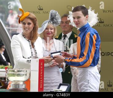 Prinzessin Eugenie mit dem siegreichen Jockey von Bracelet, Joseph O'Brien nach dem Sieg in den Ribblesdale Stakes am dritten Tag des Royal Ascot Meetings 2014 auf der Ascot Racecourse, Berkshire. Stockfoto