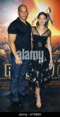 Die Stars des Films Vin Diesel und Alexa Davalos kommen zur Premiere von The Chronicles of Riddick im Vue West End am Leicester Square im Zentrum von London an. Stockfoto