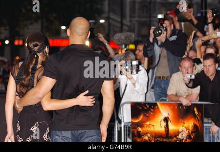 Die Stars des Films Vin Diesel und Alexa Davalos kommen zur Premiere von The Chronicles of Riddick im Vue West End am Leicester Square im Zentrum von London an. Stockfoto