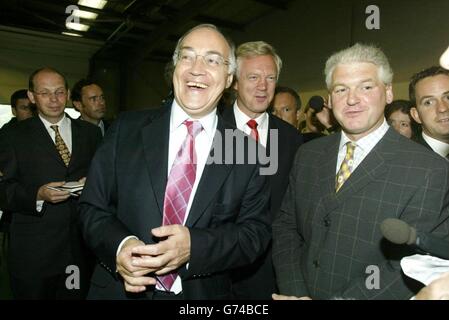 Michael Howard im Street Warden Briefing Center in Middlesbrough mit Bürgermeister Ray Mallon (rechts). Die Polizei wurde durch politische Korrektheit untergraben und wird Unterstützung für die „Null-Toleranz“-Polizeiarbeit unter einer Tory-Regierung erhalten, sagte Michael Howard während eines Besuchs in Middlesbrough, wo er den gewählten Bürgermeister Ray Mallon traf, Der in seiner früheren Karriere als Polizeibeamter wegen seiner Verfechtung eines Null-Toleranz-Ansatzes den Spitznamen „Robocop“ erhielt. Der Parteichef enthüllte außerdem, dass er ein Programm streichen würde, das verhindern soll, dass ethnische Minderheiten von der Polizei auf der Straße ungerecht ins Visier genommen werden. Stockfoto