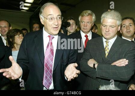 Michael Howard im Street Warden Briefing Center in Middlesbrough mit Bürgermeister Ray Mallon (rechts). Die Polizei wurde durch politische Korrektheit untergraben und wird Unterstützung für die „Null-Toleranz“-Polizeiarbeit unter einer Tory-Regierung erhalten, sagte Michael Howard während eines Besuchs in Middlesbrough, wo er den gewählten Bürgermeister Ray Mallon traf, Der in seiner früheren Karriere als Polizeibeamter wegen seiner Verfechtung eines Null-Toleranz-Ansatzes den Spitznamen „Robocop“ erhielt. Der Parteichef enthüllte außerdem, dass er ein Programm streichen würde, das verhindern soll, dass ethnische Minderheiten von der Polizei auf der Straße ungerecht ins Visier genommen werden. Stockfoto