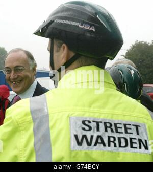 Michael Howard im Street Warden Briefing Center in Middlesbrough. Die Polizei wurde durch politische Korrektheit untergraben und wird Unterstützung für die "Null-Toleranz"-Polizei unter einer Tory-Regierung erhalten, sagte Michael Howard während eines Besuchs in Middlesbrough, wo er den gewählten Bürgermeister Ray Mallon traf, Der in seiner früheren Karriere als Polizist wegen seiner Verfechtung eines Null-Toleranz-Ansatzes "Robocop" genannt wurde. Der Parteivorsitzenden enthüllte auch, dass er ein Schema ausrotten würde, das verhindern soll, dass ethnische Minderheiten von der Polizei auf der Straße ungerecht ins Visier genommen werden. Stockfoto