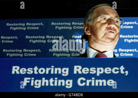 Michael Howard hält eine Rede über Verbrechen im Thistle Hotel in Middlesbrough. 01/09/04: Michael Howard, der heute seine Pläne zur Bekämpfung yobbischen Verhaltens hervorheben wird. Howard wird die Strategie seiner Partei zur Bekämpfung des antisozialen Verhaltens bei einer Reihe von Engagements in East Sussex darstellen. Die Tour findet nur einen Tag nach Premierminister Tony Blair statt, der den vermehrten Einsatz einer der Hauptwaffen seiner Regierung gegen die Yob-Kultur, die Anti-Social Behavior Orders (ASBOs), lobte. Stockfoto