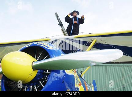 Mattie Andrews im Alter von 72 Jahren nach ihrem Flügelgang, gekleidet als Hexe in Rendcomb, Gloucestershire. Die Großmutter von sieben aus Easton, Somerset, Die für ihren Job eine Hexenrobe trägt und noch nie zuvor geflogen war, ging mit einer Höhe von 500 Metern in die Lüfte, nachdem sie den Flug in der Boeing Stearman von 1945 als Geschenk für ihren 50. Goldenen Hochzeitstag von Bossen in den Wookey Hole Caves, Somerset, gekauft hatte. Stockfoto