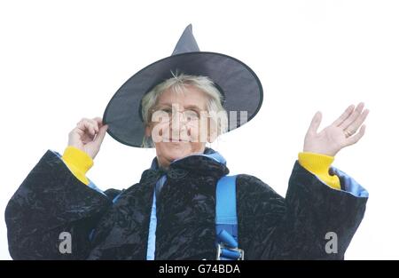 Mattie Andrews im Alter von 72 Jahren nach ihrem Flügelgang, gekleidet als Hexe in Rendcomb, Gloucestershire. Die Großmutter von sieben aus Easton, Somerset, Die für ihren Job eine Hexenrobe trägt und noch nie zuvor geflogen war, ging mit einer Höhe von 500 Metern in die Lüfte, nachdem sie den Flug in der Boeing Stearman von 1945 als Geschenk für ihren 50. Goldenen Hochzeitstag von Bossen in den Wookey Hole Caves, Somerset, gekauft hatte. Stockfoto