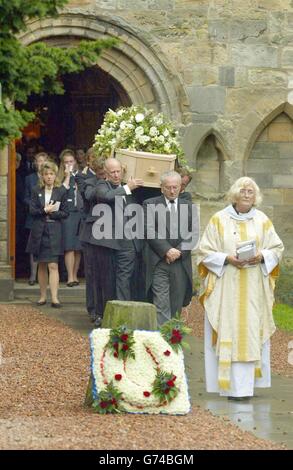 Familie nach dem Sarg von Alec Stewart in der Culross Abbey Church. Alec Stewart trainierte den großartigen Mtoto, der von Michael Roberts geritten wurde, 1988 zu Ascot Glory und starb am Mittwoch im Alter von 49 Jahren nach einem langen Kampf mit Krebs in seinem Haus in Newmarket. Stewart schloss 1983 eine Ausbildungslizenz ab, nach vier Jahren als Assistent von Tom Jones. Mit dem in Südafrika geborenen Jockey Michael Roberts gründete er eine äußerst erfolgreiche Partnerschaft. „Es ist wirklich eine sehr traurige Nachricht, da er ein großartiger Mann war und was man einen wahren Freund nennen würde“, sagte Roberts nach einem kurzen Gottesdienst in der Culross Abbey Church, Stockfoto