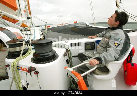 Die britische Segelfrau Ellen MacArthur an der Spitze ihres 75-Fuß-Triamarans Castorama B&Q on the Solent während Cowes. Die mehrhulige Maschine wurde für die alleinige Segellauf durch die kleine Frau aus Derbyshire entwickelt, die versuchen wird, viele Segelrekorde in ihr zu brechen. Sie ist bereits die schnellste Solo-Frau auf der ganzen Welt, nachdem sie 60 in ihrer 2000 Fuß langen Einhullyacht Kingfisher Zweiter im Vendee Globe wurde. Im Juli dieses Jahres kam sie innerhalb von 75 Minuten nach dem Bruch des transatlantischen Rekords in Castorama B&Q und wird bald den Rekord für die Runde in Großbritannien und Irland aufschlagen. Stockfoto