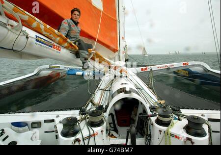 Die britische Bootsfrau Ellen MacArthur sitzt auf dem Mast-Boom, während das Auto-Steuer an Bord ihres 75 Fuß Trimaramans Castorama B&Q sie während der Cowes Week durch den Solent führt. Die Multihulled Maschine ist entworfen, um solo von der winzigen Frau aus Derbyshire gesegelt zu werden, die versuchen wird, viele Segelrekorde in ihr zu brechen. Sie ist bereits die schnellste Solistin auf der ganzen Welt, nachdem sie 60 in ihrer 2000 Fuß langen Einhullyacht Kingfisher Zweiter im Vendee Globe wurde. Im Juli dieses Jahres kam sie innerhalb von 75 Minuten nach dem Bruch des transatlantischen Rekords in Castorama B&Q und wird bald versuchen, die Runde Stockfoto