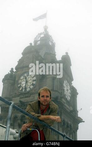 Jason Connery, Sohn des James-Bond-Schauspielers Sean Connery, vor dem Uhrturm im Balmoral Hotel in Edinburgh, um die ambitionierte neue Drama-Serie Shoebox Zoo der BBC zu starten, die im Herbst zu sehen sein wird. Der Uhrenturm ist Teil des Dramas, das die Abenteuer der 11-jährigen Amerikanerin Marnie McBride verfolgt, die ihr neues Leben in Schottland in den Griff bekommt und mit dem Tod ihrer Mutter kämpft. Stockfoto