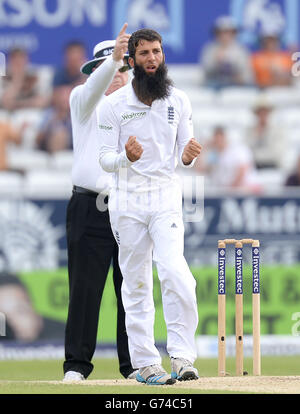 Der englische Moeen Ali feiert das Wicket von Kumar Sangakkara in Sri Lanka, am dritten Tag des zweiten Investec Test-Spiels in Headingley, Leeds. Stockfoto