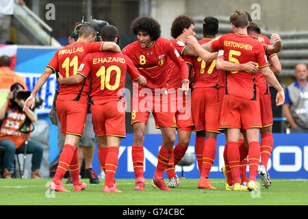 Der Belgier Marouane Fellaini (8) feiert mit den Teamkollegen Eden Hazard aus Belgien und Kevin Mirallas aus Belgien, nachdem der Belgier Divock Origi (zweiter rechts) das Eröffnungstreffer seines Teams erzielt hat Stockfoto