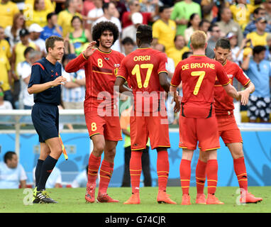 Fußball - FIFA Fußball-Weltmeisterschaft 2014 - Gruppe H - Belgien gegen Russland - Maracana. Die belgische Marouane Fellaini feiert mit dem belgischen Divock Origi Stockfoto