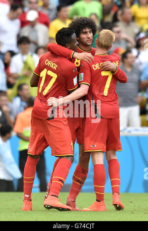 Fußball - FIFA Fußball-Weltmeisterschaft 2014 - Gruppe H - Belgien gegen Russland - Maracana. Die belgische Marouane Fellaini feiert mit dem belgischen Divock Origi und dem belgischen Kevin De Bruyne Stockfoto