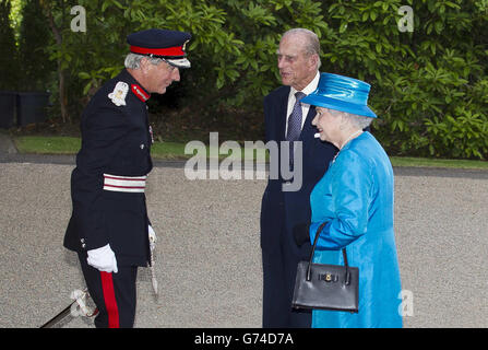 Lord Lieutenant of Co Down David Lindsay begrüßt Königin Elizabeth II. Und den Herzog von Edinburgh am Hillsbourgh Castle zu Beginn eines dreitägigen königlichen Besuchs in Nordirland. Stockfoto