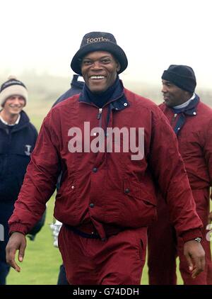 Der amerikanische Filmschauspieler Samuel L Jackson trotzt dem Wetter auf der Driving Range beim Start der Dunhill Links Championships in Carnoustie, Schottland. lwpp Stockfoto