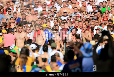 Fußball - FIFA Fußball-Weltmeisterschaft 2014 - Gruppe D - Costa Rica gegen England - Estadio Mineirao. England-Fans nach dem letzten Pfiff während der FIFA-Weltmeisterschaft, Gruppe-D-Spiel im Estadio Mineirao, Belo Horizonte, Brasilien. Stockfoto