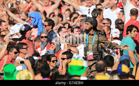 Fußball - FIFA Fußball-Weltmeisterschaft 2014 - Gruppe D - Costa Rica gegen England - Estadio Mineirao. England-Fans in den Tribünen nach dem letzten Pfiff während der FIFA-Weltmeisterschaft, Gruppe-D-Spiel im Estadio Mineirao, Belo Horizonte, Brasilien. Stockfoto