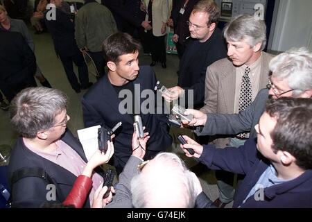 Die australische Rugby-Liga-Halbmannschaft Andrew Johns wird von den Medien am Flughafen Manchester begrüßt, als das australische Tourenteam in Großbritannien für eine Testserie mit drei Spielen eintrifft. Der erste Test wird in Huddersfield gespielt, gefolgt von weiteren Spielen in Bolton und Wigan. Stockfoto