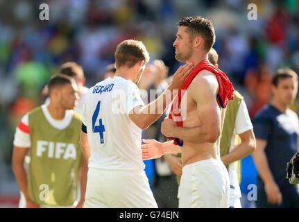 Steven Gerrard aus England mit seinem Teamkollegen Gary Cahill (rechts), der nach dem Spiel der FIFA Fußball-Weltmeisterschaft, Gruppe D, im Estadio Mineirao, Belo Horizonte, Brasilien, emotional erscheint. Stockfoto