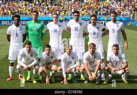 England Team Group (Top Row L-R) Daniel Sturridge, Ben Foster, Phil Jones, Chris Smalling, Frank Lampard, Gary Cahill (Bottom Row L-R) Ross Barkley, James Milner, Adam Lallana, Luke Shaw, Jack Wilshere vor dem Start während der FIFA-Weltmeisterschaft, Gruppe-D-Spiel beim Estadio Mineirao, Belo Horizonte, Brasilien. Stockfoto