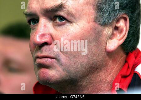 Wales-Coach Graham Henry während einer Pressekonferenz im Vale of Glamorgan Hotel, Cardiff, Wales. Wales spielen Argentinien in einem International im Millennium Stadium in Cardiff am 10/11/01 Stockfoto