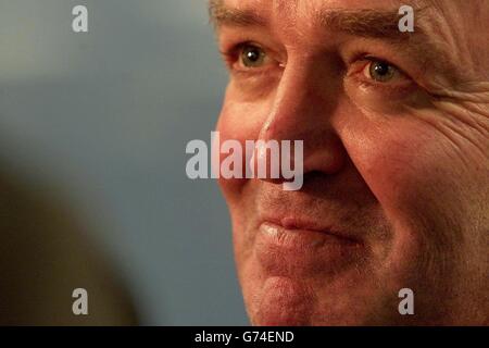 Wales-Coach Graham Henry während einer Pressekonferenz im Vale of Glamorgan Hotel, Cardiff, Wales. Wales spielen Argentinien in einem International im Millennium Stadium in Cardiff am 10/11/01 Stockfoto