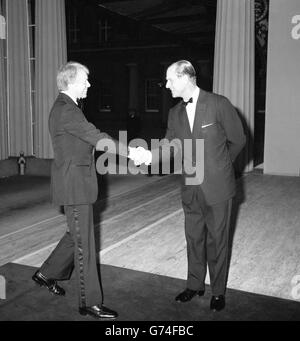 Der Herzog von Edinburgh begrüßt Präsident Jimmy Carter bei seiner Ankunft am Buckingham Palace, wo er mit sechs anderen Weltführern zu Abend aß, die zum Downing Street Summit in London waren. Stockfoto