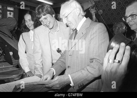 Präsident Jimmy Carters Sohn Chip und seine Frau Caron werden Dokumente des lokalen Historikers Allen White bei einem Besuch in Christchurch in Dorset gezeigt. Die Carters waren vermutlich im 17. Jahrhundert aus der Region nach Amerika aufgesetzt. Chip sagte, der Besuch in Christchurch sei für mich das "Highlight der ganzen Reise". Das Paar war sieben Tage lang in Großbritannien, um das Silberne Jubiläum zu feiern. Stockfoto